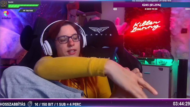 Koldus Szanyó Beatrix, a kéregető Twitch streamer szeretne pénzt kapni, hogy meg mutassa a bütykös lábát