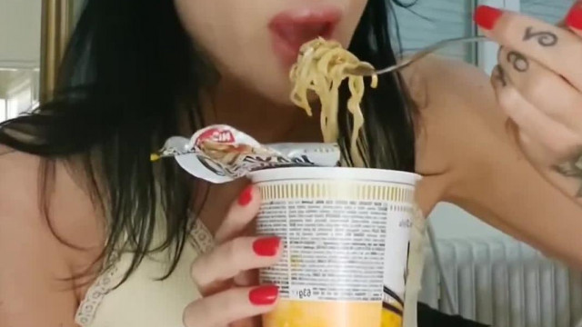 Üdvözlendő Képsorok: a Vietkong Pizzafutàr fétises, Rodalexa majdnem megfullad a gagyi àzsia csípős tésztátòl