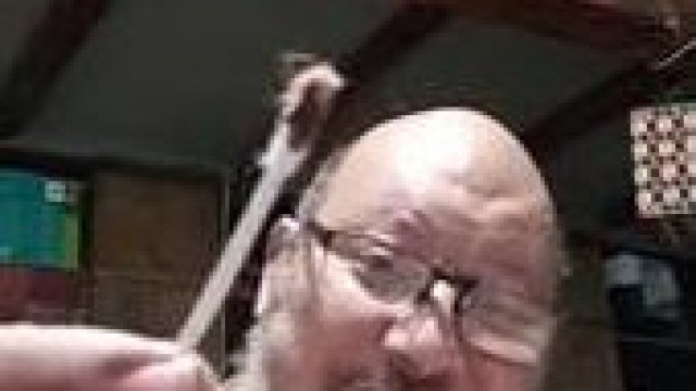 Vadász Gyula mutogatja az undorító fülzsirját