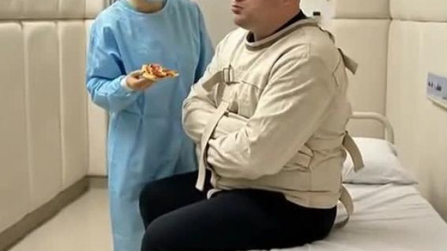 A Miskolci Elmebeteget 32nm-es Pizzàval eteti egy Kínai nő orvosi ruhában (AI paròdia)