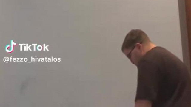 Feriveri szerkesztett videón mutatja be aberrált vágyait - Farokverés a fekvő önmagára