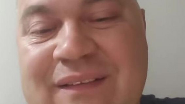 Az ideges zsírkullancs, potrohos, szűz Dömpityek elégedett, mert a hűtő tele és női vannak