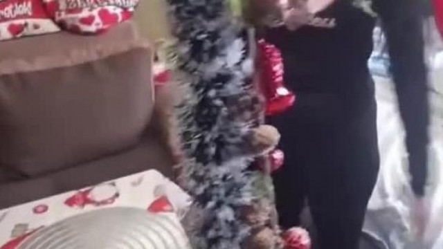 Retard Subimalacék már december elején karácsonyoznak +Természetesen nem ő eszi a szaloncukrot hanem a Rodás