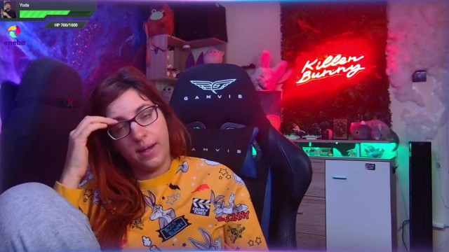 Koldus Szanyó Beatrix, a falusi Twitch streamer szagolja a szart, de a szomszédtól nem kapott egy tojást sem