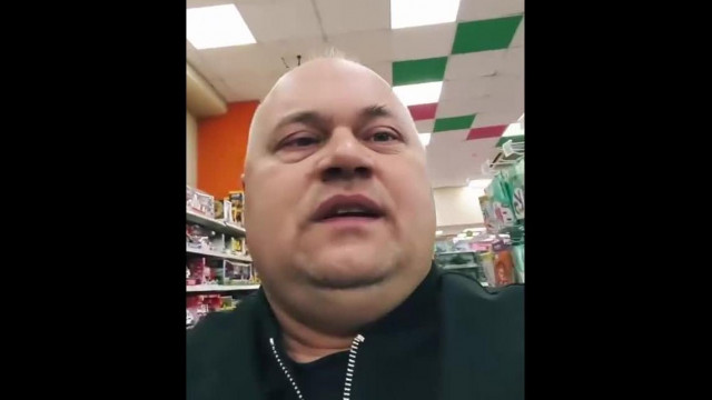 MC Menekülő kimerészkedett a putriból és felszólítja az inasokat, hogy dobjanak neki mert tartalmat mutat 2025.12.03