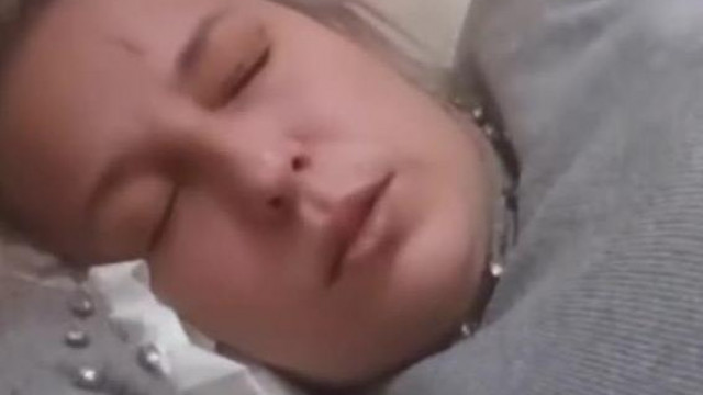 Az elmebeteg Brigittahò aludni pròbàl egy hugyszagú nyilvànos Wc-ben de kib*sszàk onnan