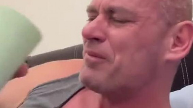 Steve sírva fakad