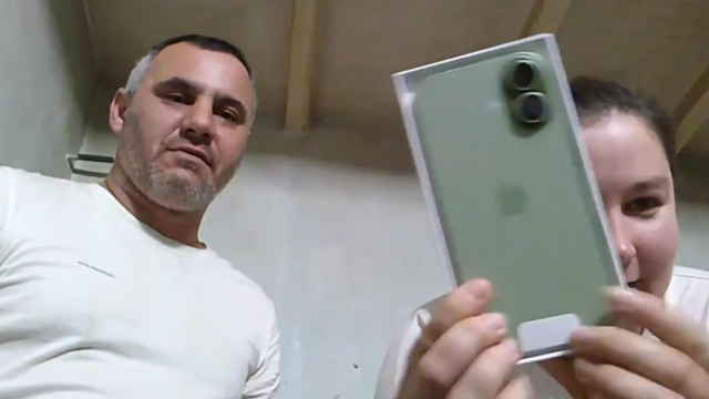 A koldus Ádám Mobilretyó iPhone 17-et vett a közmunkás béréből Zabinának 2025.12.05