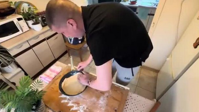 Kufár megint pizzát kotyvaszt majd vélhetőleg gyomorrontást is kap tőle