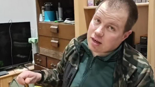 A kedvenc zsebköcsögöm, Outdoor Alex, zacskós levest kotyvaszt