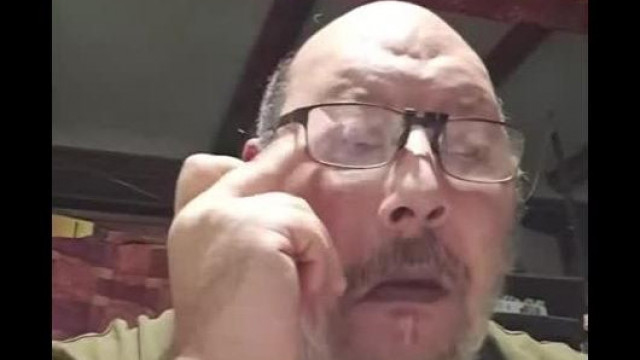 Pedro Gyulus lépcsőre koldul és kap pénzt