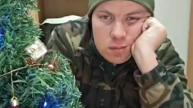 Munkaundoros szopólex "minőségi" kéregetős live adása karácsonyfával (2025.12.08.)