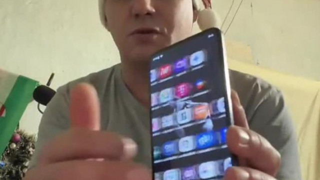 A szellemi fogyatèkos Zöbinàn èlősködő alkesz mobilsz Sony fejhallgatòval meg iPhone17-el menőzik a putriban