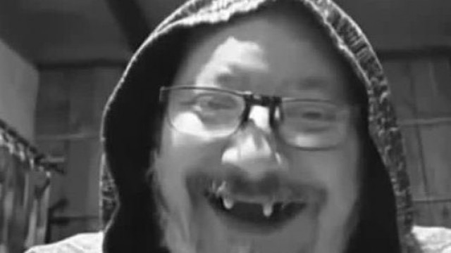 A mocskosul pofàtlan Horror Rèm Gyuluska màsok fizetésèből élősködik mert ùgy is fog mindig dolgozni valaki