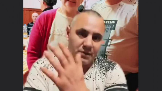 Kurzor Máriék felveszik a Ádám Mobilt személygépjárművel és elviszik a Tisza szektába ugyanabban a pólóban