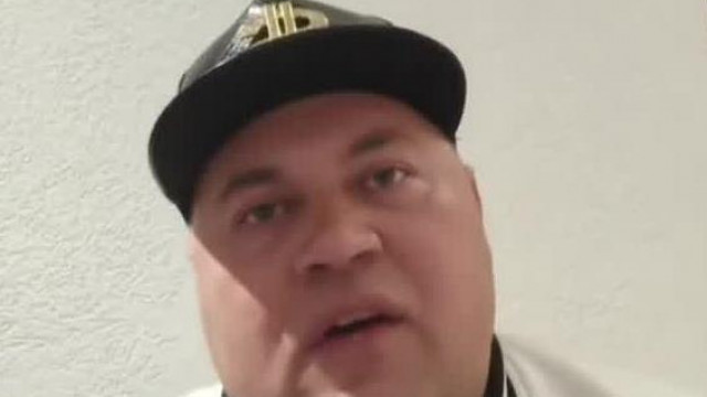MC Kancsal Adolf karácsonyra ciànt ès gàzkamràt kívàn az embertàrsainak