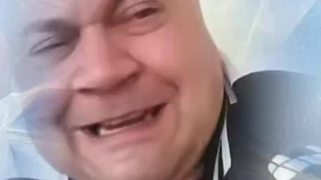 Üdvözlendő Hír: a Pszichopata VèrMalac Dömpi az eddigieknèl is őrültebb fejeket vàgva őrjöng mert begyulladt a torka