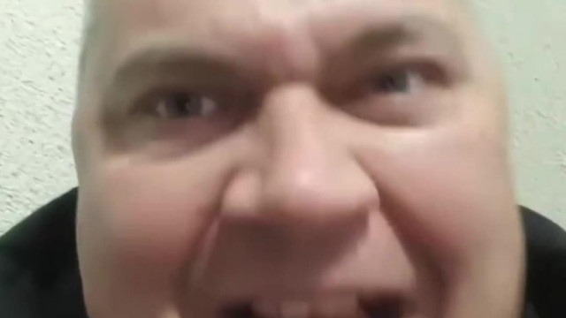 MC Veszett Malacnak nem dobtak, ezért óbégatja, hogy "...itt tart ez az orszàg?" (eredeti)