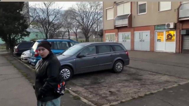 A munkàt sunyiban kerülő hazug Retyò Mobilsz Hòdmezővásárhelyen sètáltatja a fogykòs Zöbinát