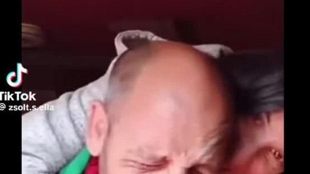 Vámpír Ella hátulról veti magát Nájk Zsoltra
