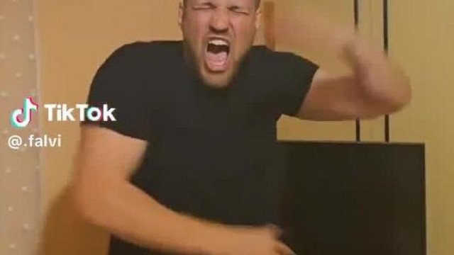 Retardfalvifalvi ütnivaló pofákat vág és örömködik, mert kijött a sittről
