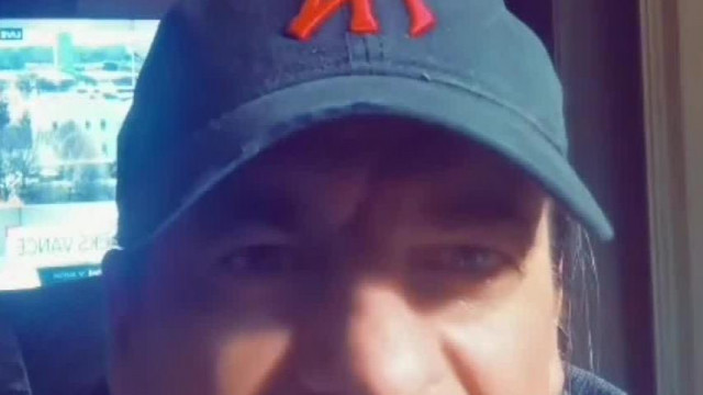 Sab Kelemen élőadását szétbotolják ezért Sab elmondja hogy ne lepődjön meg ha elveszik a kocsiját és a házát a trollnak.