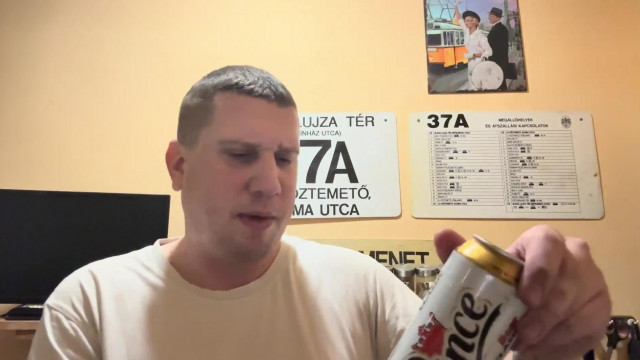Kufár közli, hogy nincs kedve inni, majd legurít egy sört