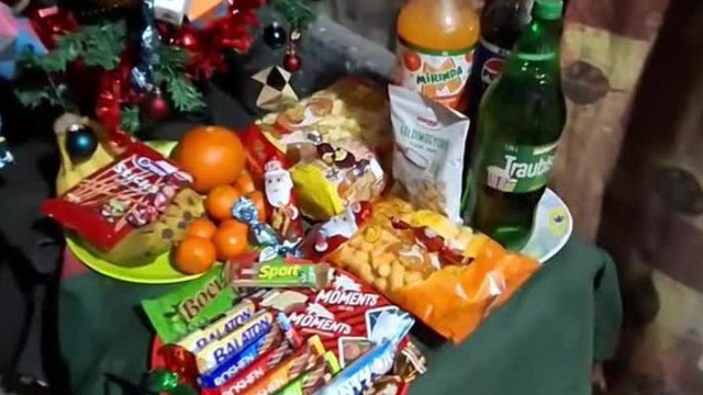 A pedofil "apa" tojást megint megvendégelték az agyhalott, pedo simogató felszopók