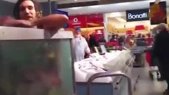 Anulu fejű Kretén Regi belemászott egy bevásárlóközpontban egy halakkal teli akváriumba