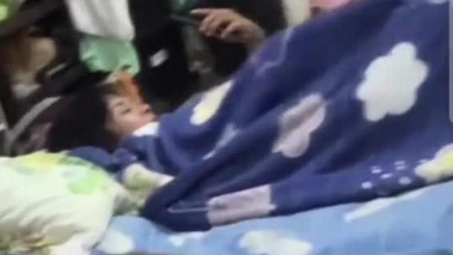 Itt mi Törtènik? Sztív debil fejjel Koldul mialatt a Maugli a hàtterben gyanùs mozdulatokkal emelgeti a plédet