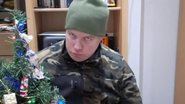 Disznófejű Alex sérelmezi, hogy a buzi támogatói nem küldtek elég pénzt a karácsonyi ajándékára