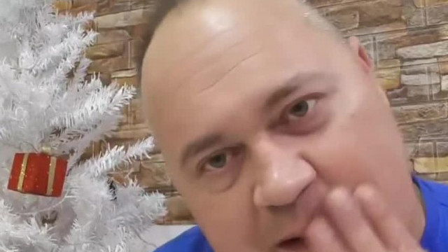 MC Filmrendező megpróbálja beállítani, hogy ő nem egy ingyenélő retek ezért flexelés-hangeffekt végig megy a háttérben.