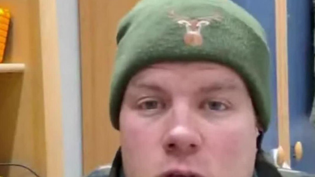 Hőscincér rágta szájú Alex imitálja a könyörgést