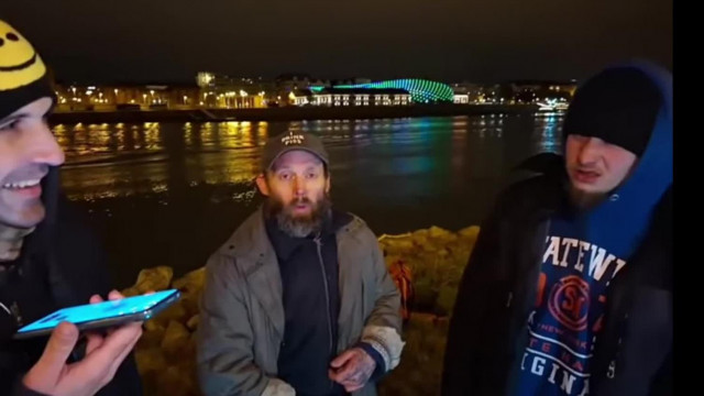 Koldulási technikák Alex nevéhez hűen felhívja Regiéket, hogy több pénzt kérjen a nézőktől