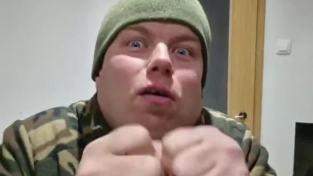 A munkakerülő Lóbaszlex retardált "humorral" kíván boldog új évet