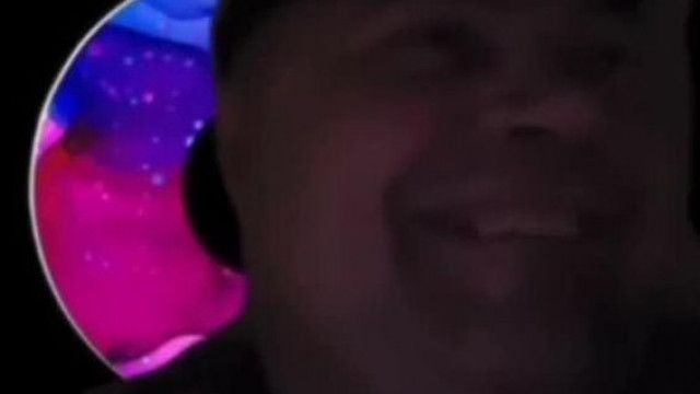 A fogatlan Malacpatkàny Pista bácsi szerint rengeteg iskolàba járò gyereket nevelt már fel a videòi àltal