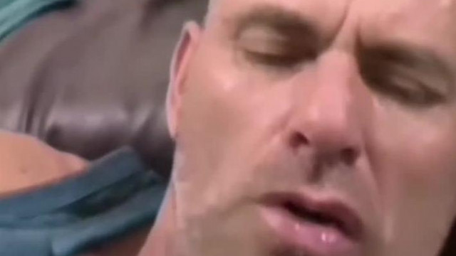A Kratomtòl széttorzult arcú Sztívpatkàny hadnagy üzemmòdban utasítja a Mauglit: "ÁJ EM KOMMAND!"