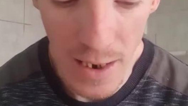 Vámpírfejű Szabika megmutatja nekünk, hogyan nem tud dolgozni a kezeivel