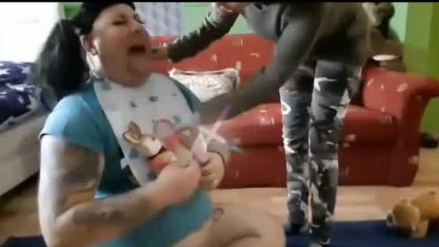 Negyedtonnás zsírdisznó Subimalac kisbabának öltözve cumit szop