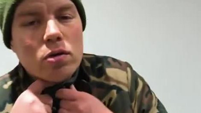 Szopólex mindent utálós live putri matraccal a háttérben.