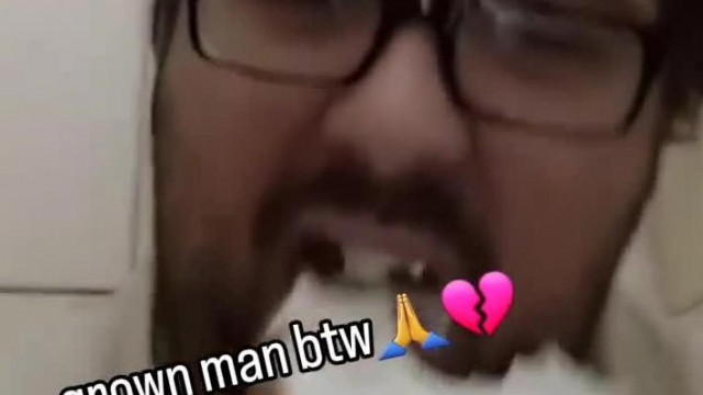 Súlyos Parafíliás fejű RecskaJaniMucu wc-n ülve eszik