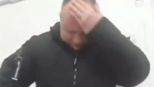 A magàt Ősmagyarnak hazudò Pista bàcsi ènekli a Himnuszt de a fejéhez kap mert nem tudja a Szövegèt