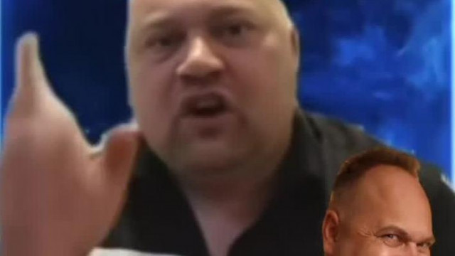 MC àtlagos pèniszmèretű szűz őrjöngve meséli Moszadnak, hogy nézik őt a külföldiek