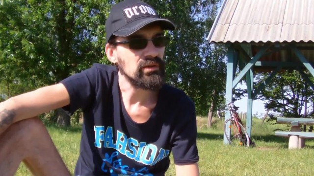 Turha Tamást betámadták a cigányok távcsövezés közben