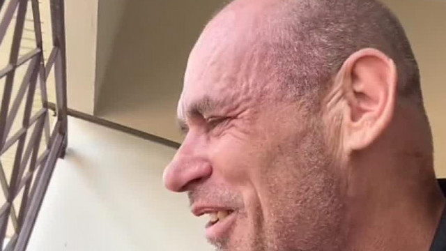 Steve patkány fejjel lefogja Mauglit, majd kiakad, mert egy troll beírt, hogy felvette