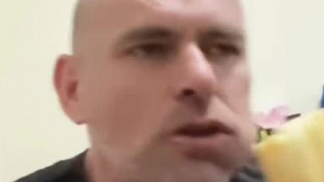 A szárazkenyèren èlő ràgcsàlòarcú Sztívpatkány "angolul" pròbàlja oktatni a naplopò Mauglijàt