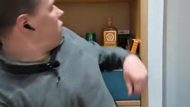 Szopólex Nyerítő live koldulással, hisztizéssel, konzervkotyvasztással és naplopással.