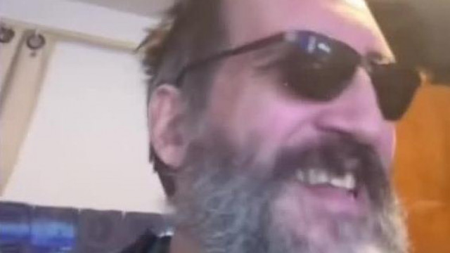 A Saddam Hussein fejű patkànyràgta Mamahotelben lakò Sodi vèlemènyezi MC Isti agyhalott viselkedésèt