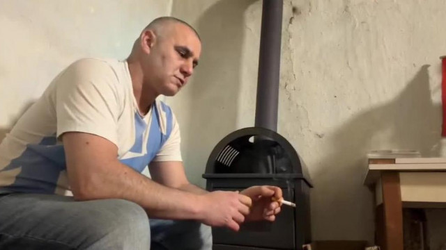 A Túlélésèrt Játszò Làncdohànyos Àdika a kiskályha mellet sorolja hogy milyen munkàkat nem vállalna el