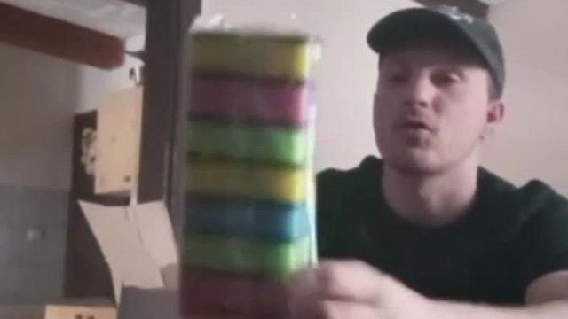 A nyergesi fehér cigány tisztasági csomagot kapott egy nézőjétől.